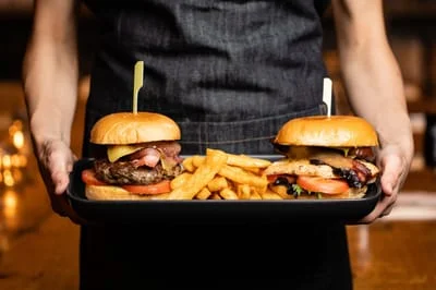 deux burgers sur un plateau