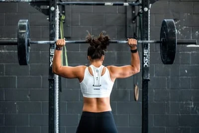 sportive faisant de la musculation